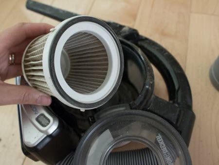 cleaning a cartridge vacuum filter